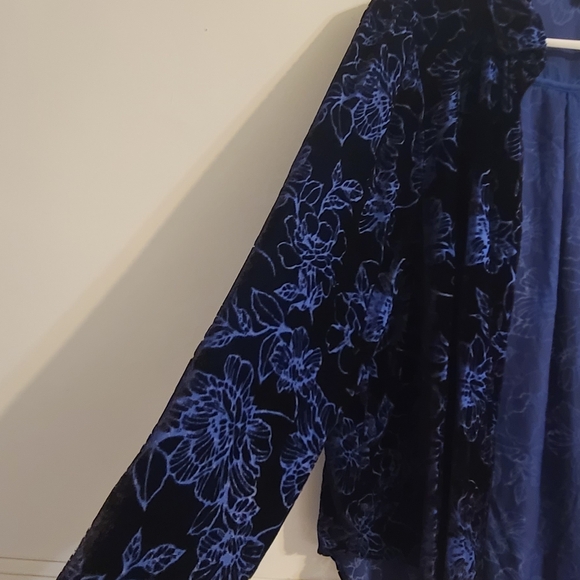 Torrid Black and Blue Floral Velvet Blouse - Picture 4 of 10
